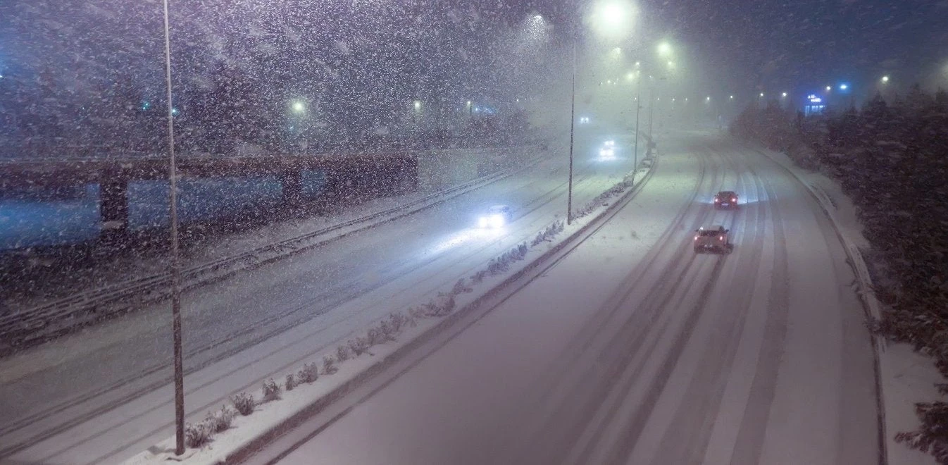 Το σπάνιο φυσικό φαινόμενο της χιονοκαταιγίδας στο Ηράκλειο της Κρήτης – Δείτε το εντυπωσιακό βίντεο